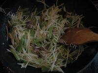 意犹未尽的芹菜土豆丝做法图解5)