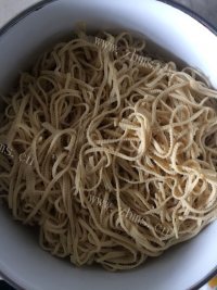 家常菜凉拌干豆腐丝做法图解2)