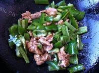 健康美食-尖椒炒肉做法图解4)