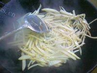 鲜香美味的土豆丝炒肉做法图解5)