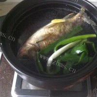 美味的新鲜草鱼汤的做法图解三
