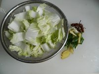 可口的笋干炖白菜做法图解2)
