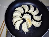 诱人的冰花煎饺做法图解4)
