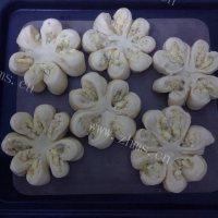 自制椰蓉花朵面包做法图解16)