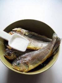 食欲满满的煎小黄花鱼做法图解3)