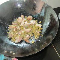 酸豆角炒卤肉做法图解5)