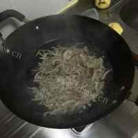 家常菜黑木耳炒肉丝做法图解2)