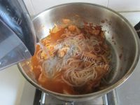 美味泡菜炒红薯粉做法图解7)