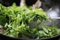 简易芹菜豆干炒肉做法图解7)