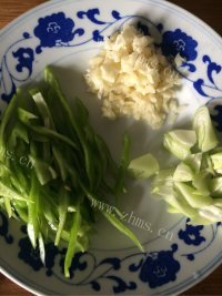 好吃的醋溜土豆丝做法图解2)