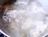 美味的时蔬排骨汤做法图解9)