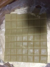 自制牛奶方块饼干做法图解8)