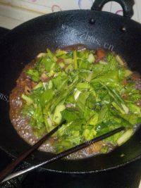 家常菜小白菜炒肉做法图解8)
