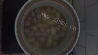 美味的雪梨百合肉丸汤做法图解8)
