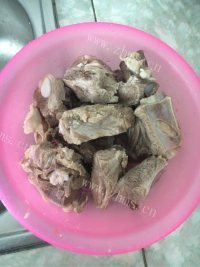 自制排骨绿豆汤做法图解5)