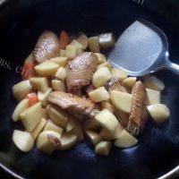 土豆香菇炖鸡翅的做法图解八