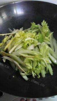 家常菜西芹炒鱿鱼做法图解4)