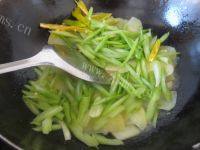家常菜芹菜炒土豆片做法图解6)