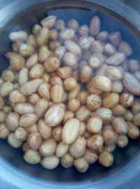 好吃的芹菜花生米拌黄豆做法图解2)