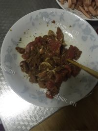 美味的孜然羊肉做法图解4)