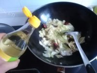 独特的手撕包菜做法图解7)