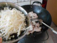 金针菇肉片汤做法图解4)