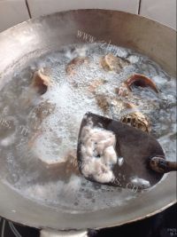 美味的白灼海螺做法图解3)