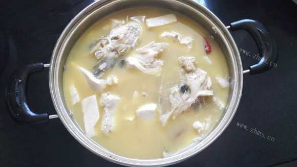 香气浓郁的鱼头豆腐汤