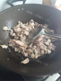 香气浓郁的五花肉炒黑木耳做法图解3)