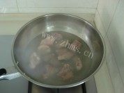 胡萝卜烧排骨做法图解2)