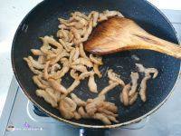 家常菜白菜梗炒肉做法图解6)