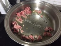 香喷喷的肉末炒茄子做法图解3)