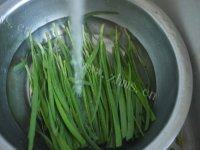 味道不错的韭菜炒豆芽做法图解2)