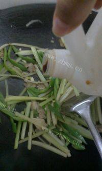 家常菜五花肉炒芹菜做法图解7)