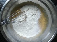 香气浓郁的枣泥蛋糕做法图解3)