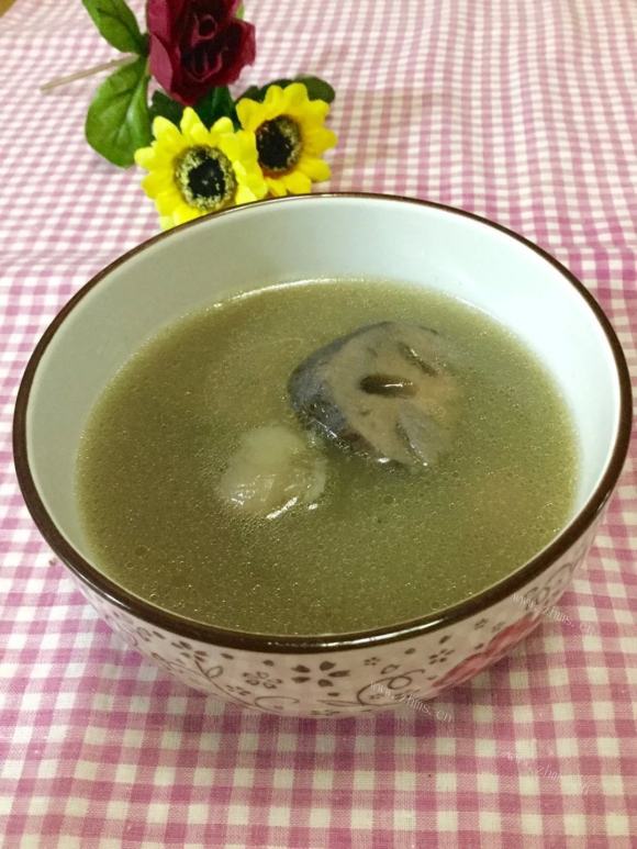 色泽鲜亮的猪骨莲藕汤
