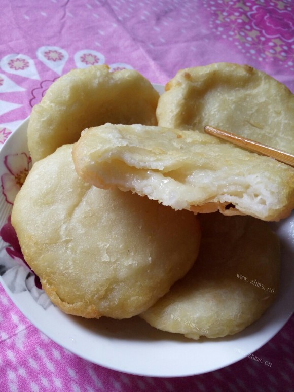 色泽鲜亮的炸糖糕