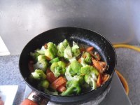 自制海鲜西兰花做法图解9)