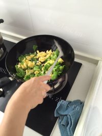 香气浓郁的青椒炒鸡蛋做法图解5)