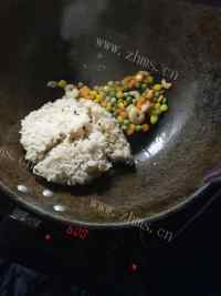 妈妈最爱的虾仁炒饭做法图解4)