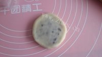 DIY豆沙菊花酥做法图解12)