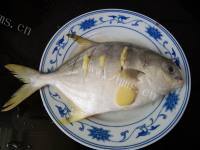 美味的清蒸金鲳鱼做法图解3)