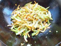 家常菜芹菜炒豆腐皮