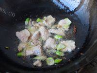 口感好的洋葱土豆烧肉片做法图解6)