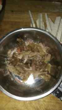 美味的腊鸡腿芋头焖饭做法图解1)
