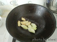 土豆炖排骨做法图解3)
