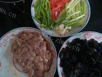 易做的木耳炒肉做法图解2)