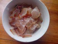 色泽不错的芹菜炒腊肉做法图解3)