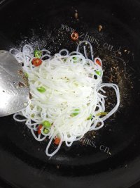 回味无穷的肉末酸豆角粉条做法图解8)