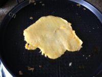 自制鸡蛋卷饼做法图解4)